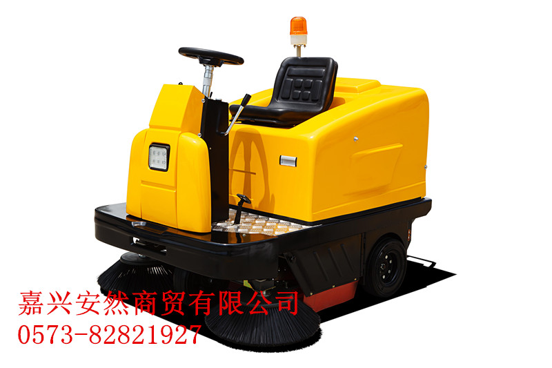 電動環(huán)衛(wèi)清掃機 嘉興駕駛式掃地機MN-C200